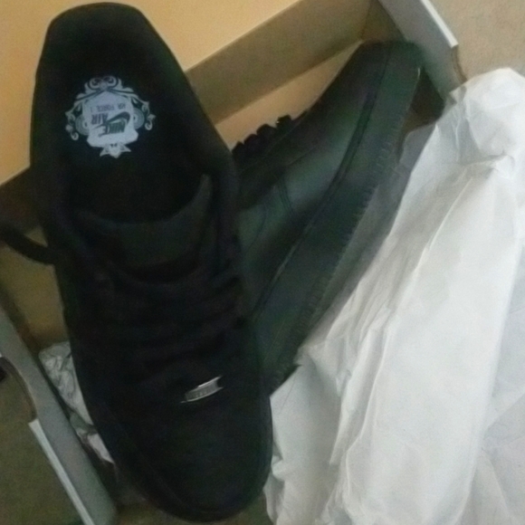 Black airforce 1's - Picture 1 of 3